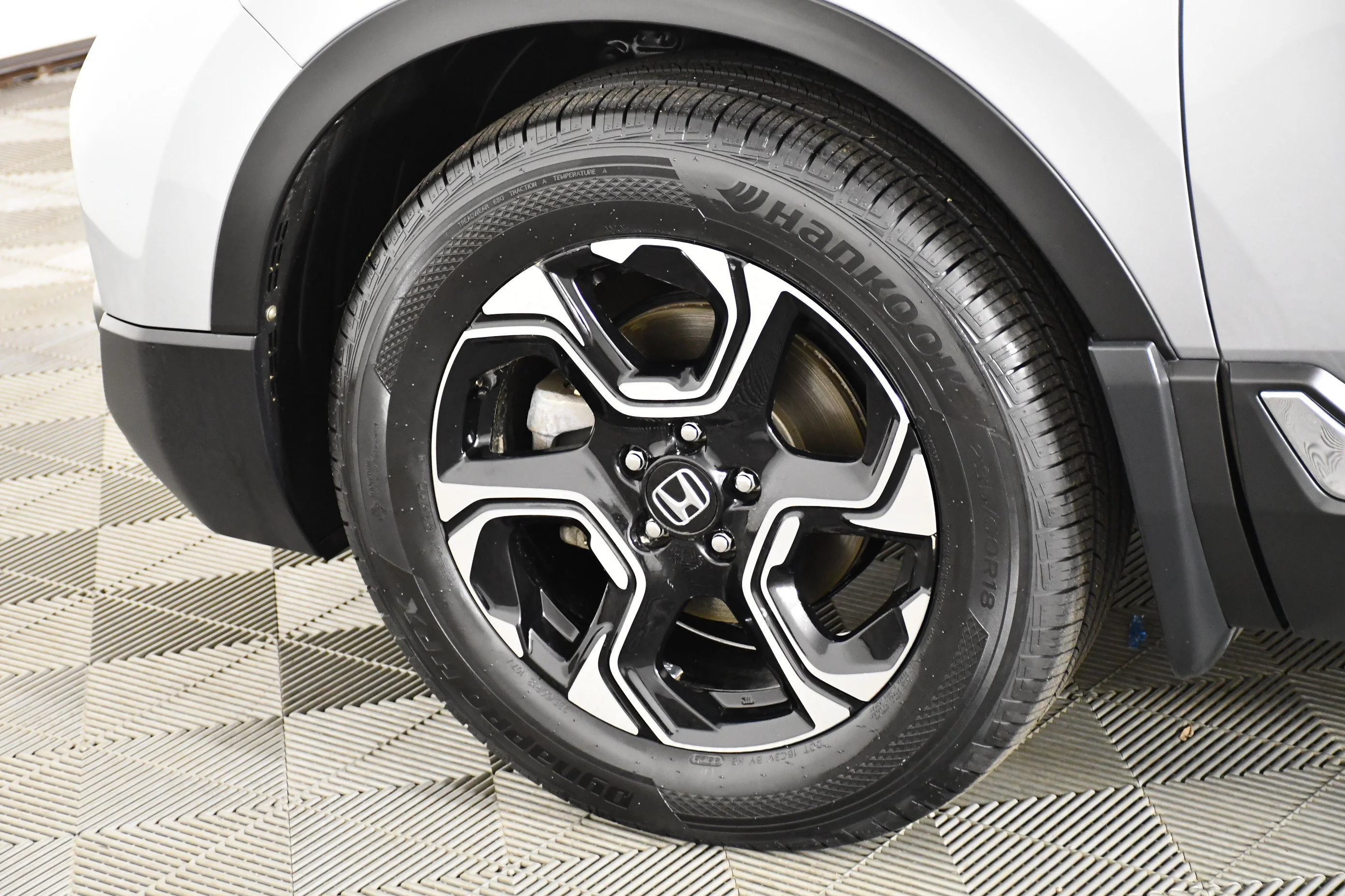 Used 2019 Lunar Silver Metallic Honda Touring image 54