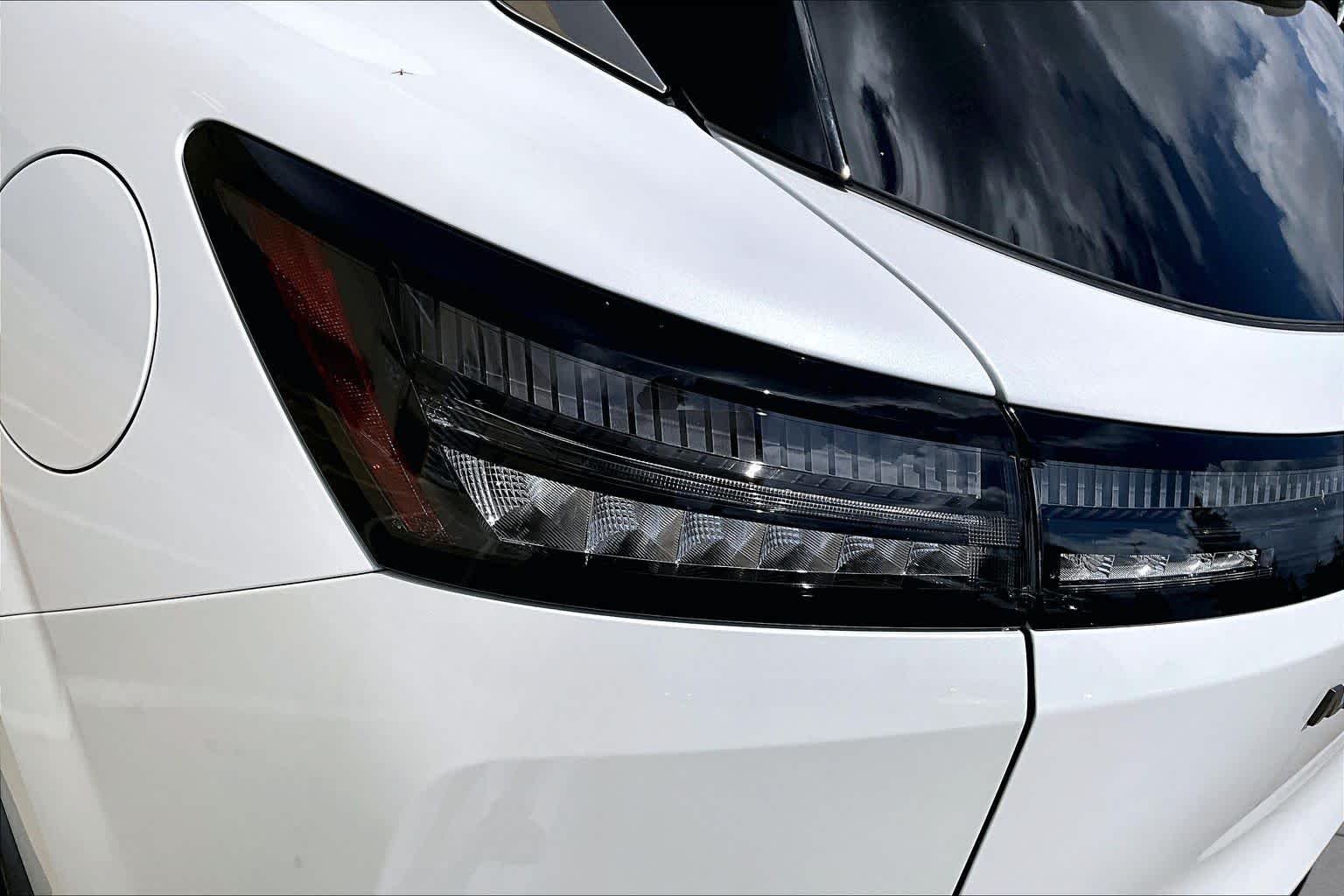Used 2025 Everest White Pearl Tricoat Nissan SV image 27