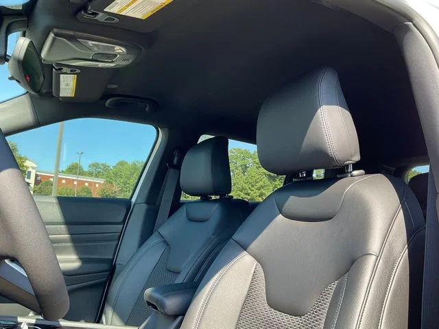 New 2026 Bright White Clearcoat Jeep Latitude image 22