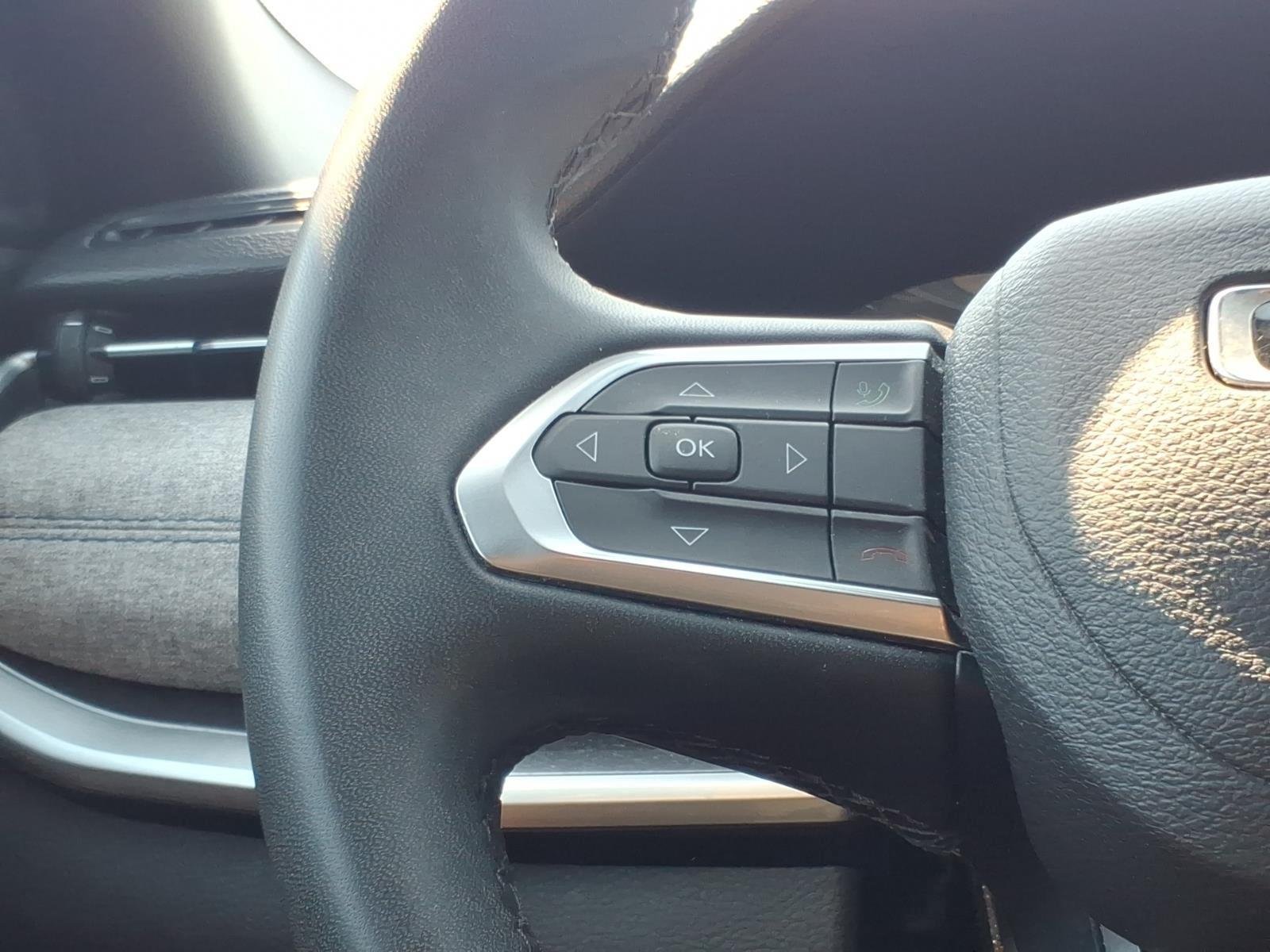 Used 2024 Diamond Black Crystal Pearlcoat Jeep Latitude image 26