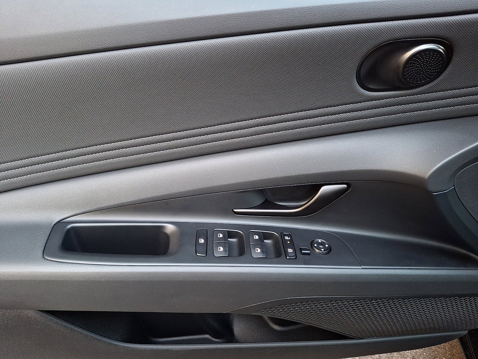 Used 2025 Abyss Black Hyundai SEL Sport image 11