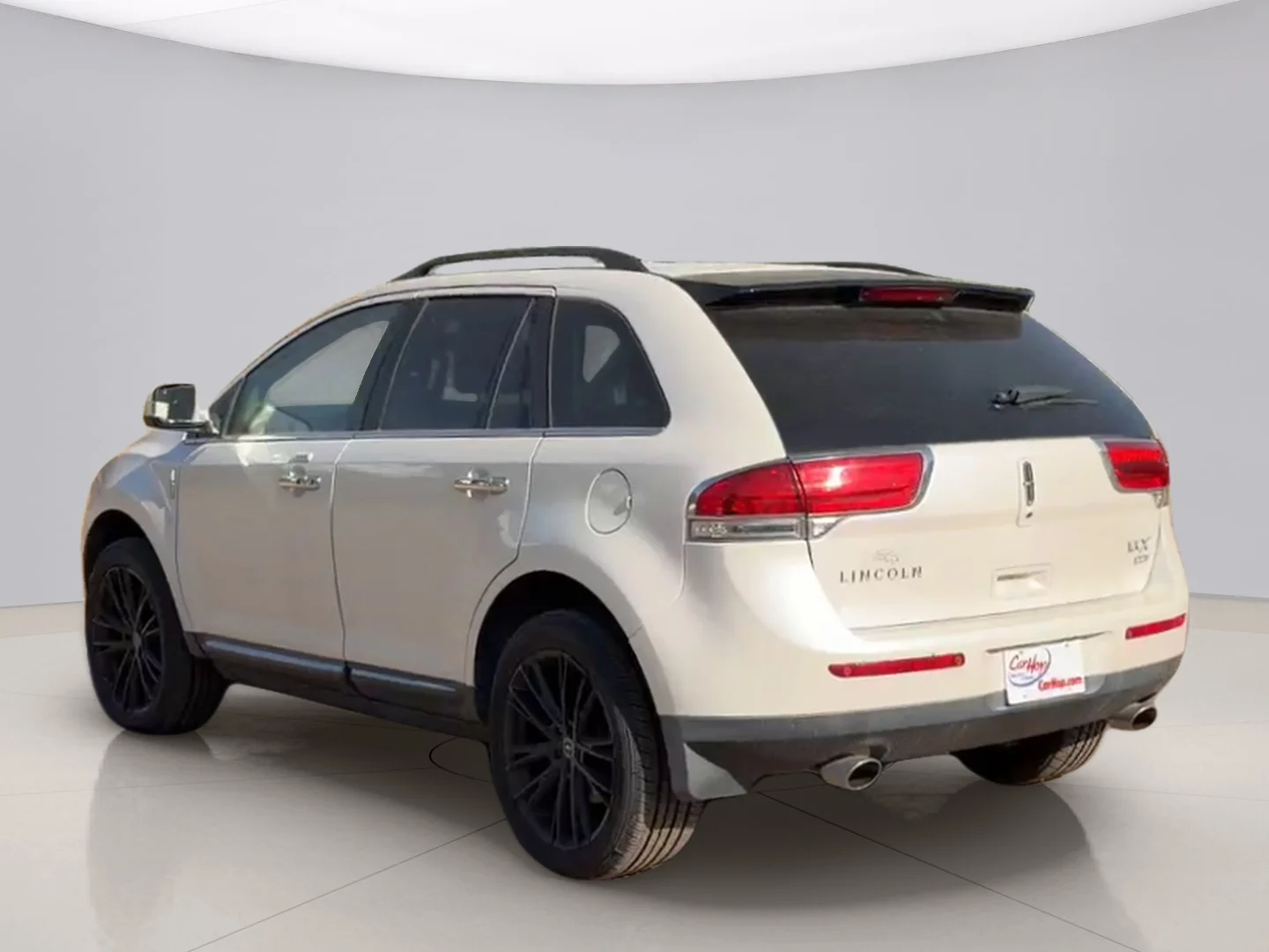Used 2011 White Lincoln AWD image 3