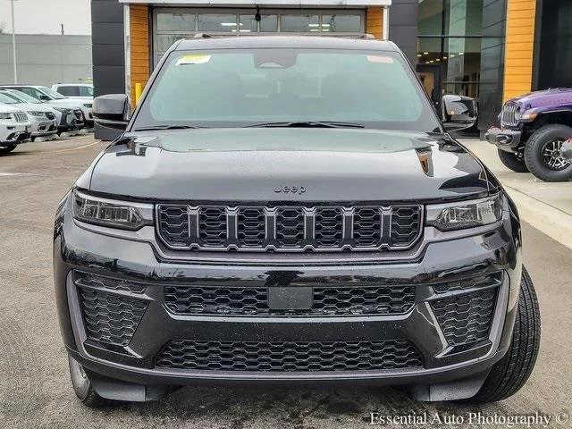 New 2026 Diamond Black Crystal Pearl-Coat Exterior Paint Jeep Altitude image 4