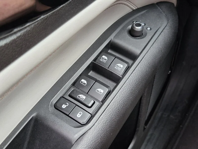 Used 2025 Silver Zynith Metallic Clearco JEEP LIMITED image 24