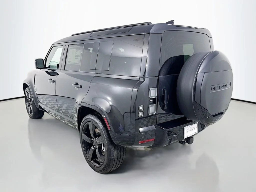 New 2026 Santorini Black Metallic Land Rover X-Dynamic SE image 3