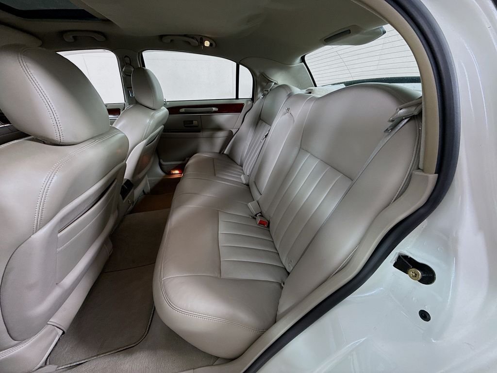 Used 2003 White Pearlescent Clearcoat Metallic Tri-Coat Lincoln Signature image 24