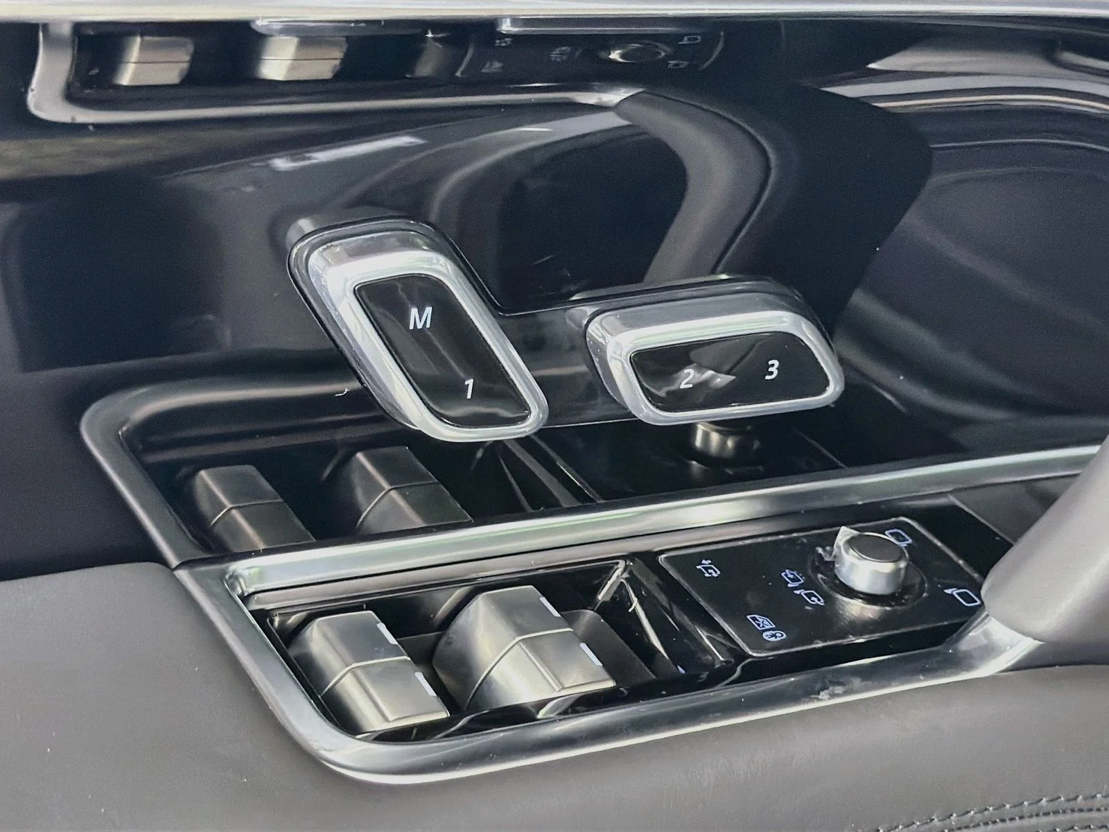 New 2026 Eiger Gray Meta Land Rover SE image 24