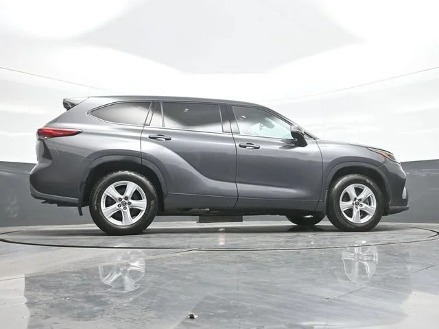 2022 Toyota Highlander LE - Photo 25