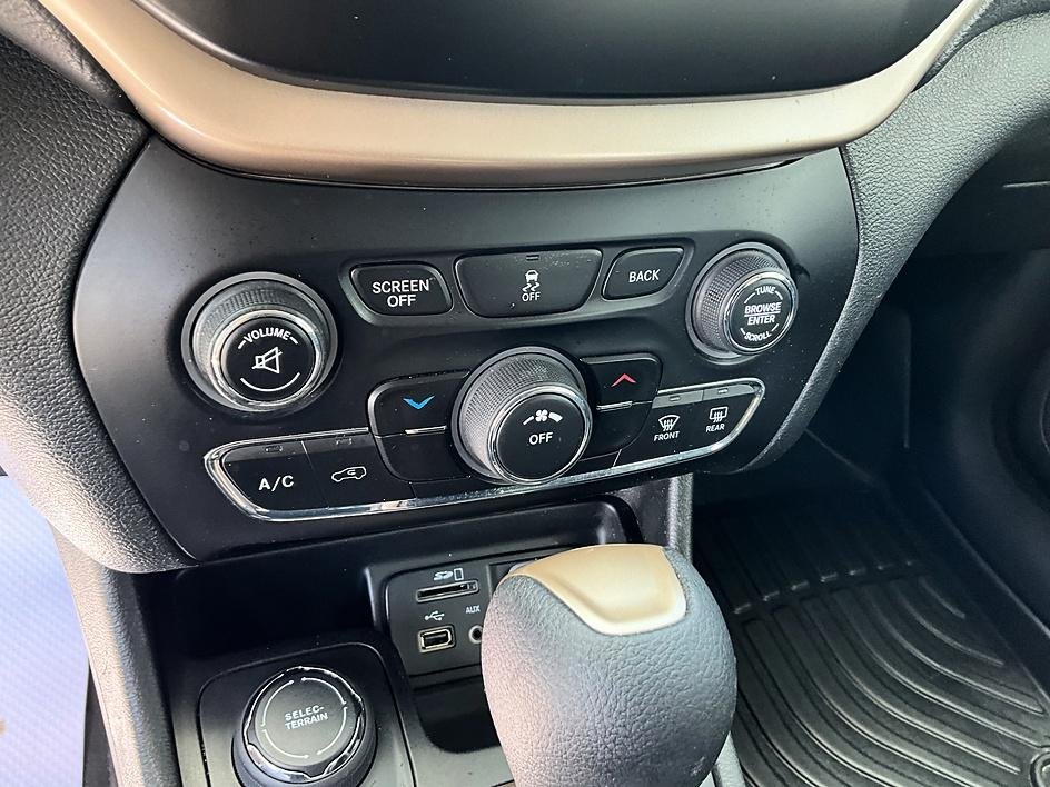 Used 2014 Black Jeep Latitude image 20