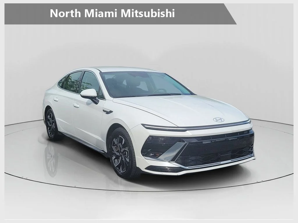 Used 2024 White Hyundai SEL image 1
