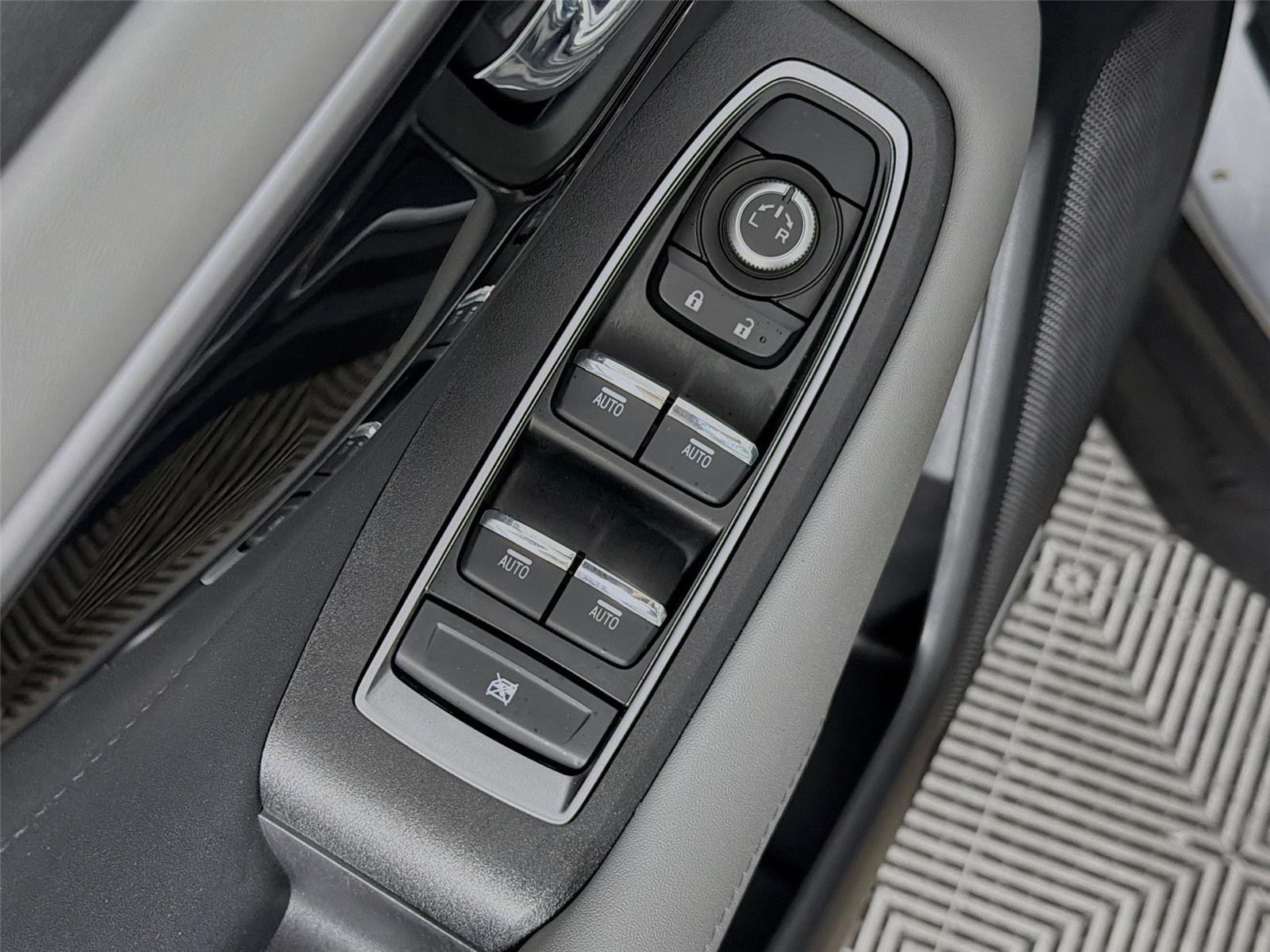 Used 2025 Ice Silver Metallic Subaru Limited image 24
