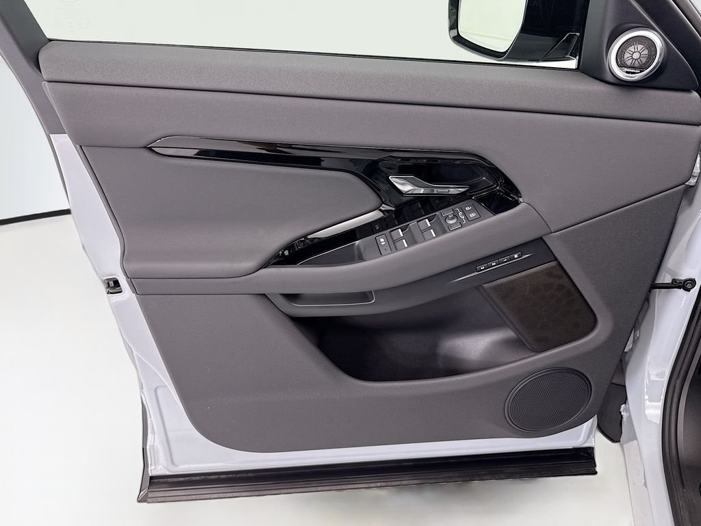 New 2026 Arroios Grey Metallic Land Rover S image 24
