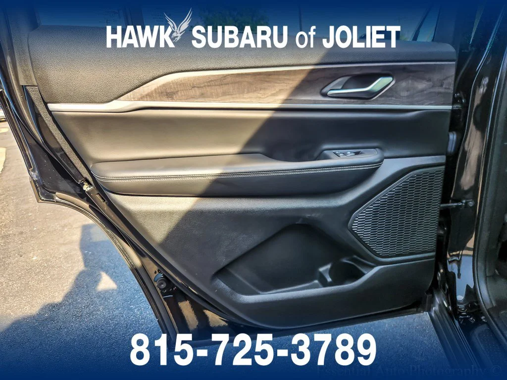 Used 2023 Diamond Black Crystal Pearlcoat Jeep Limited image 17