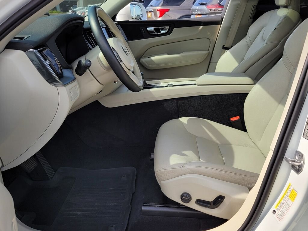 Used 2020 White Volvo T6 Momentum image 5