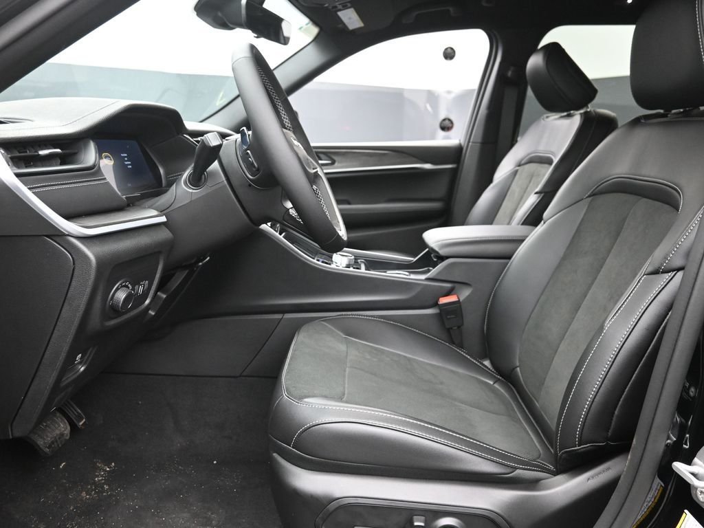 New 2026 Diamond Black Crystal Pearlcoat Jeep Altitude image 16
