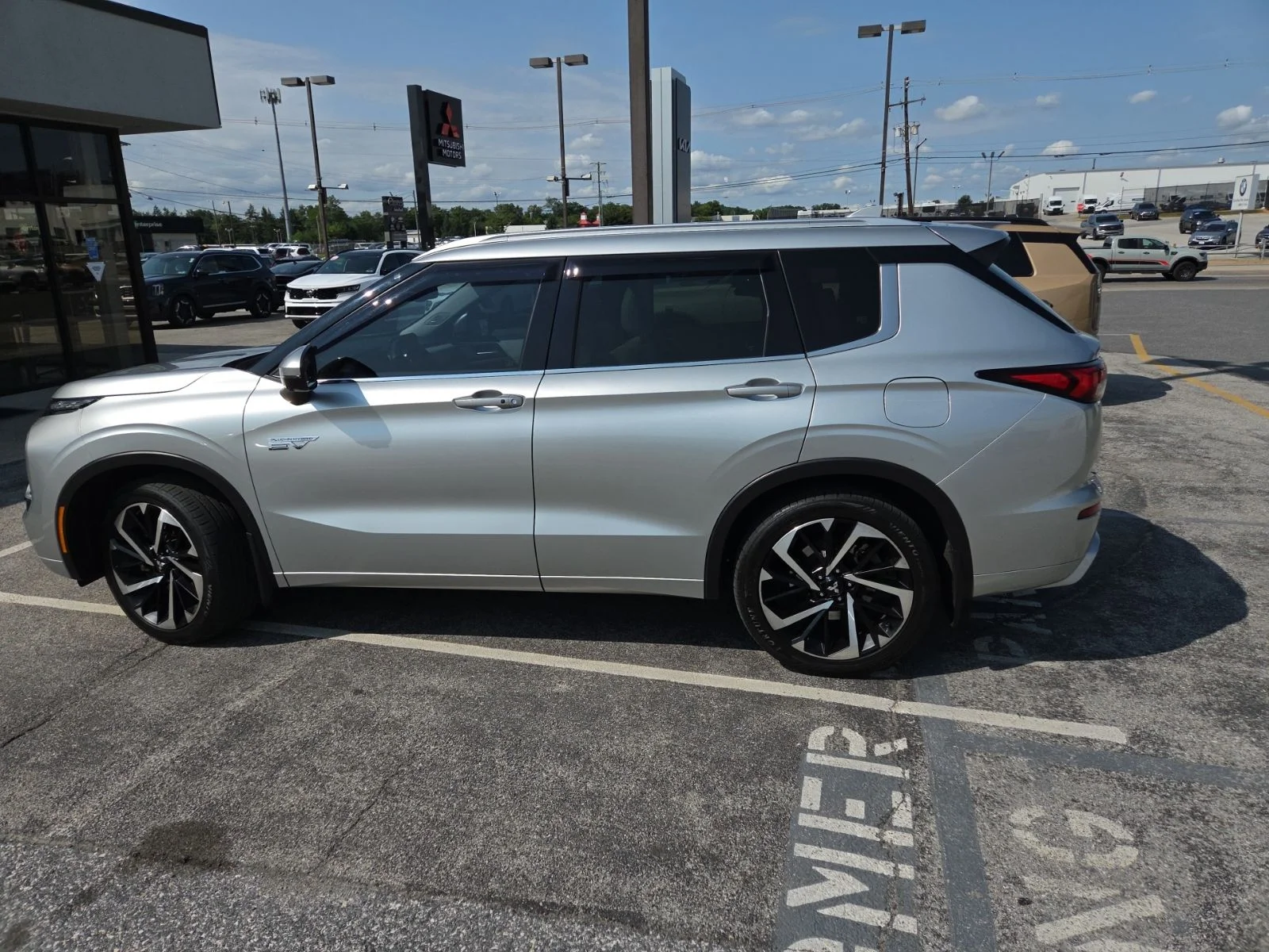 Used 2023 Silver Mitsubishi SEL image 7