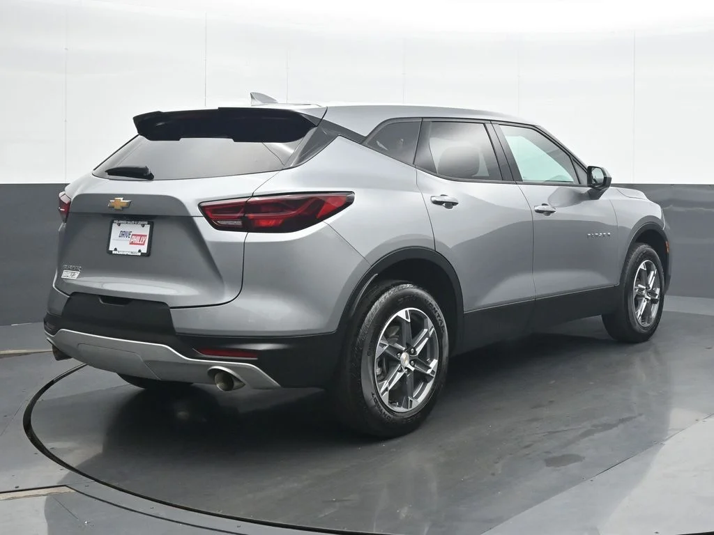 Used 2025 Gray Chevrolet LT image 6