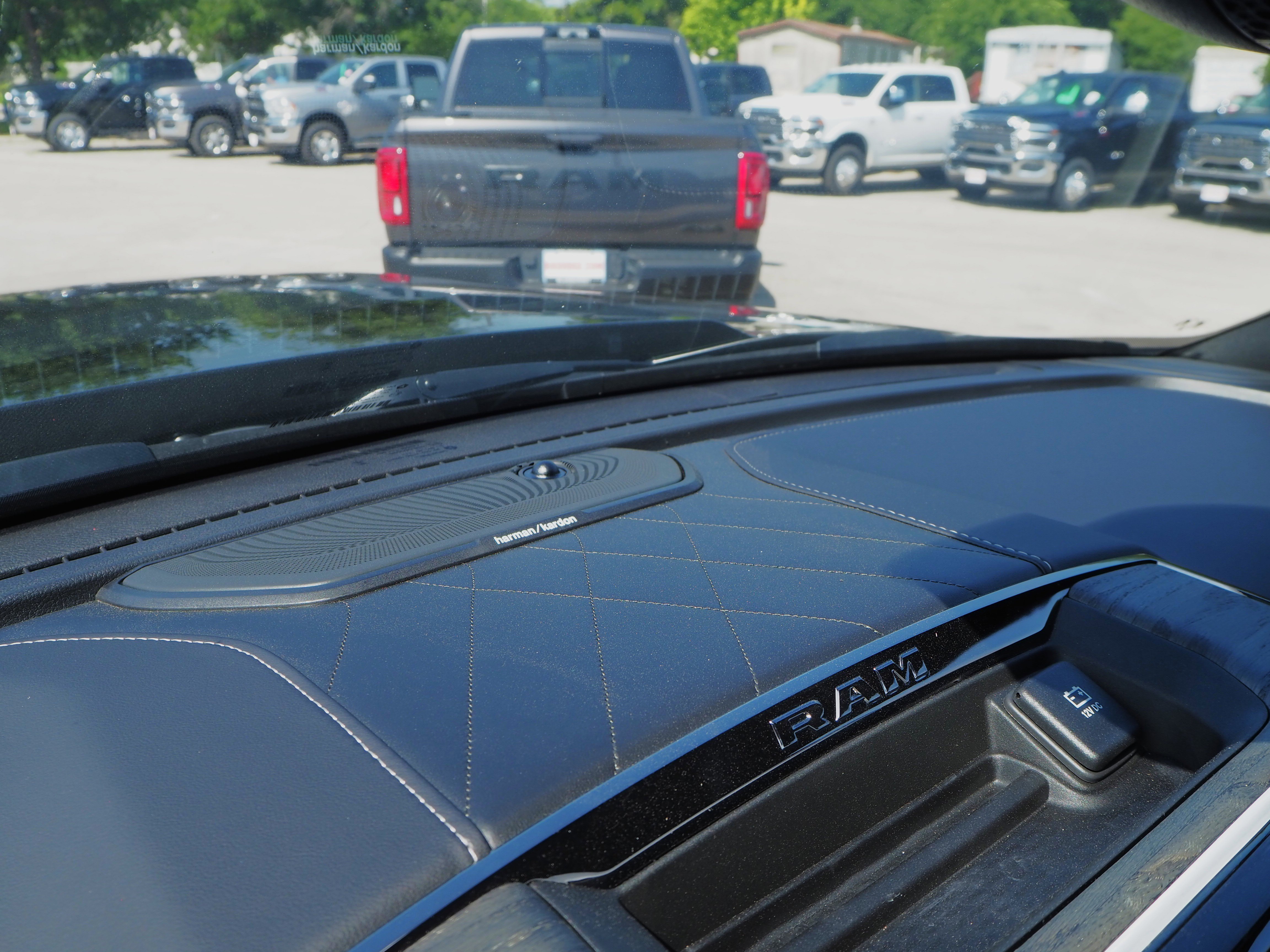 New 2025 Diamond Black Crystal Pearl-Coat Exterior Paint RAM Limited image 36