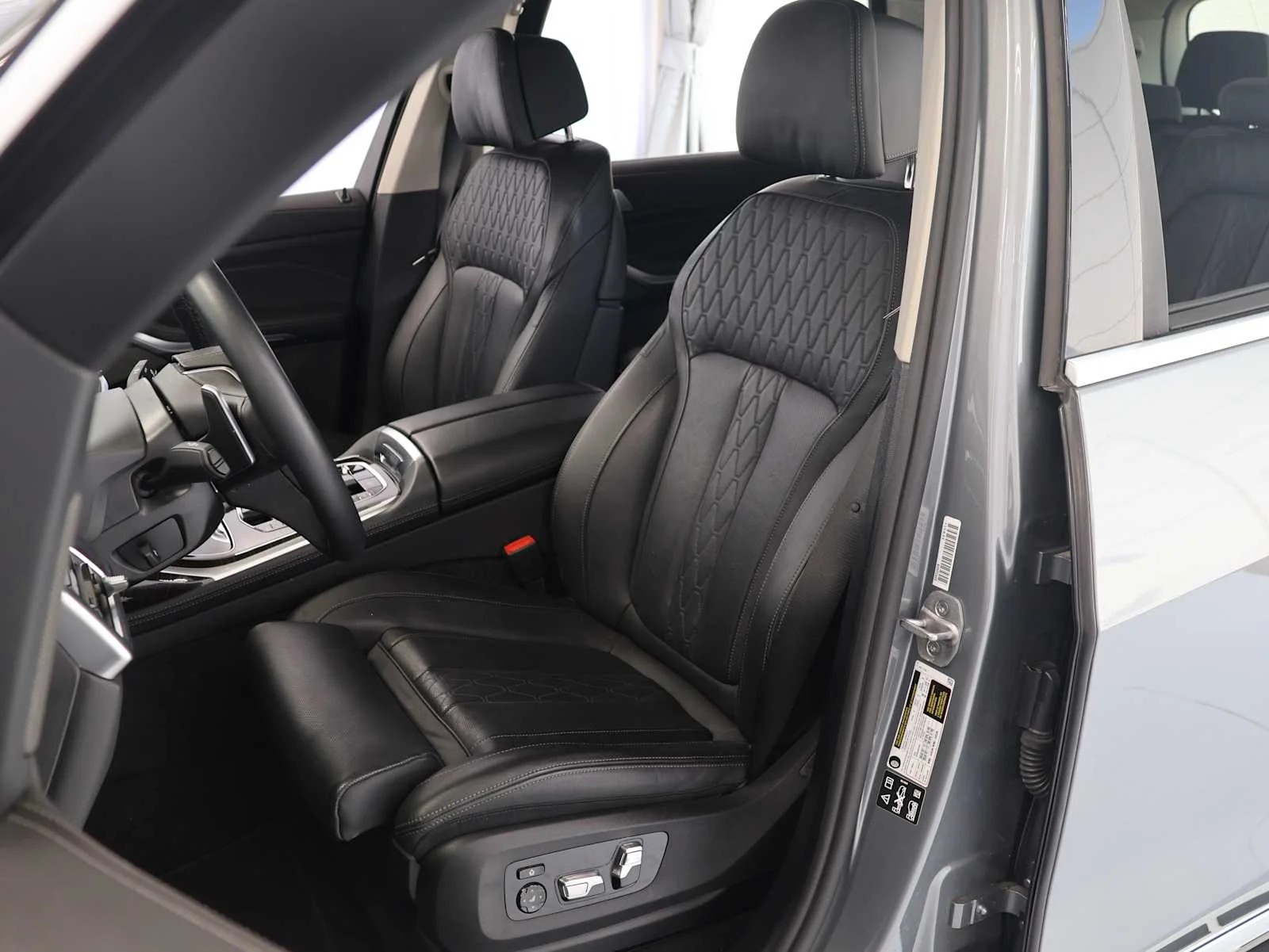 Used 2026 Skyscraper Grey Metallic BMW xDrive40i image 12