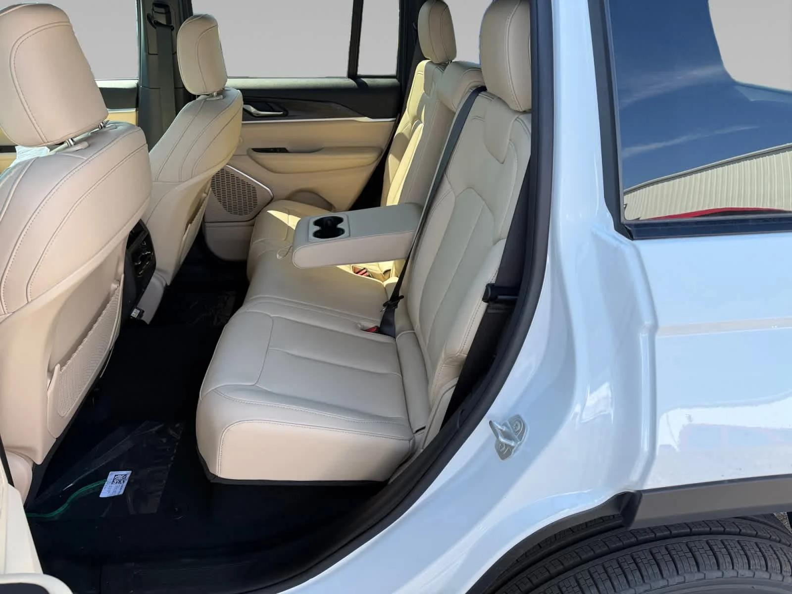 New 2026 Bright White Clear-Coat Exterior Paint Jeep Limited image 13