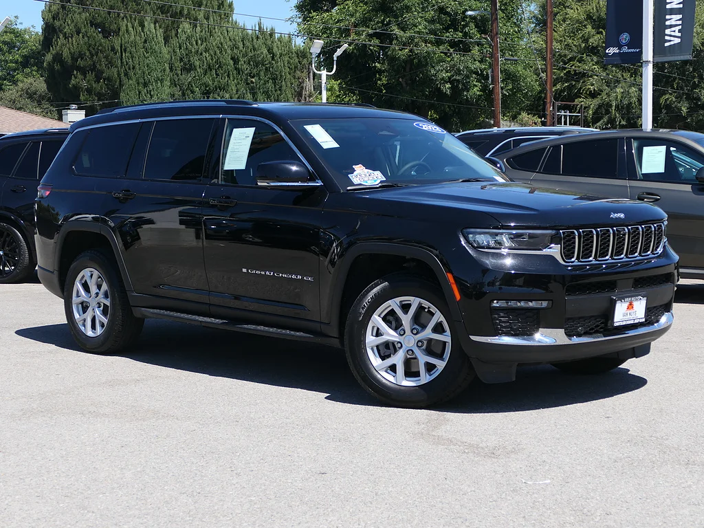 Used 2023 Diamond Black Crystal Pearl Coat Jeep Limited image 1