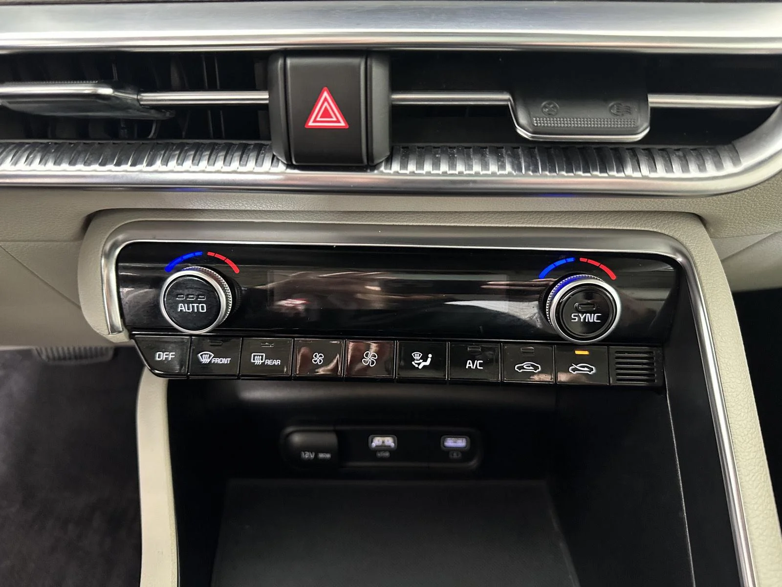 Used 2021 Glacial White Pearl Kia  image 14