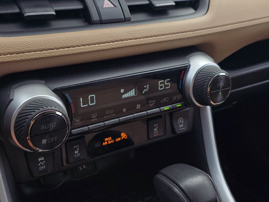 Certified Used 2025  Toyota XLE image 31