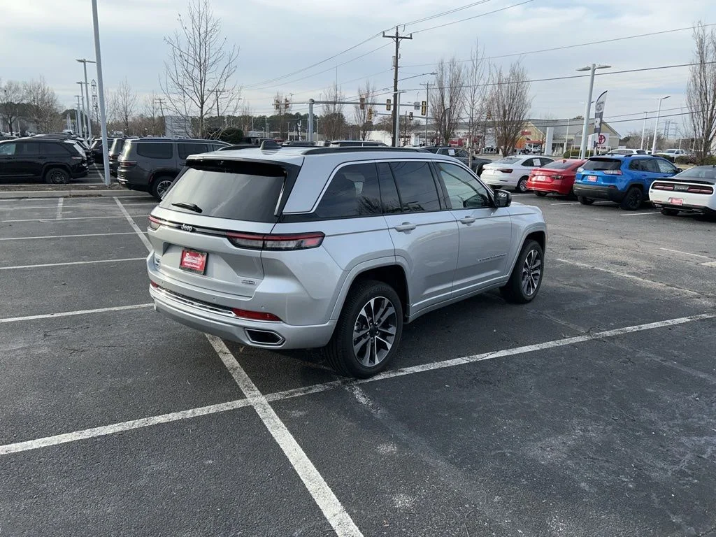 New 2024 Silver Zynith Exterior Paint Jeep Overland 4xe image 4