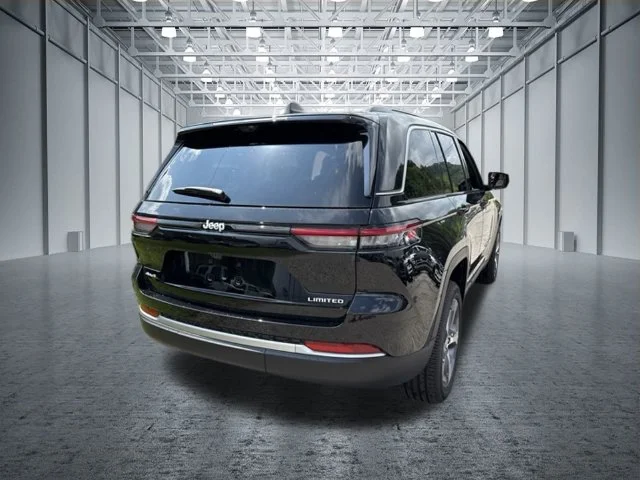 New 2026 Diamond Black Crystal Pearl-Coat Exterior Paint Jeep Limited image 3