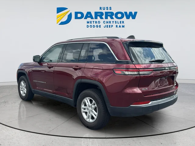 Used 2023 Red Jeep Laredo image 3