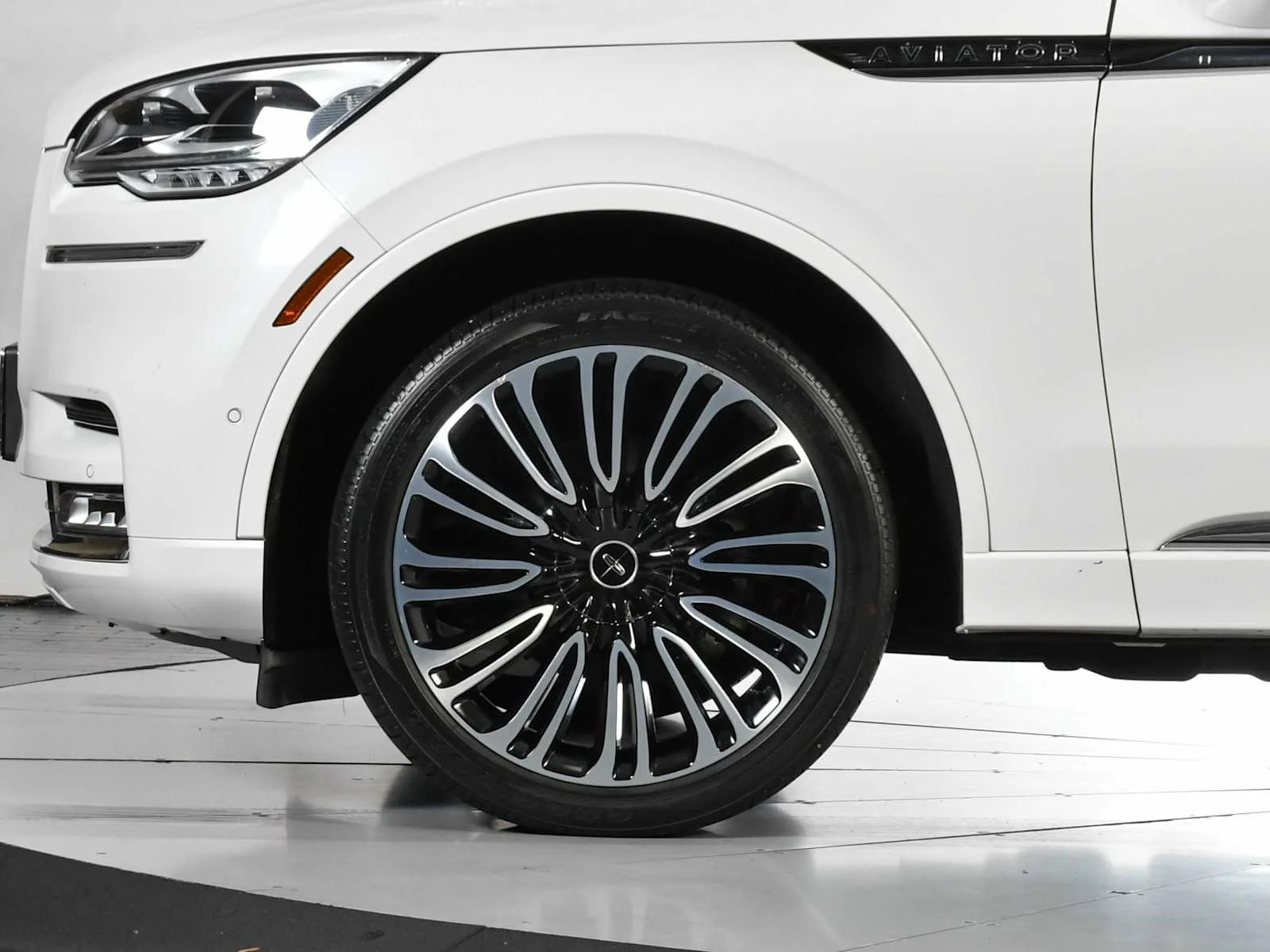 Used 2024 Pristine White Metallic Tri-Coat Lincoln Black Label image 11