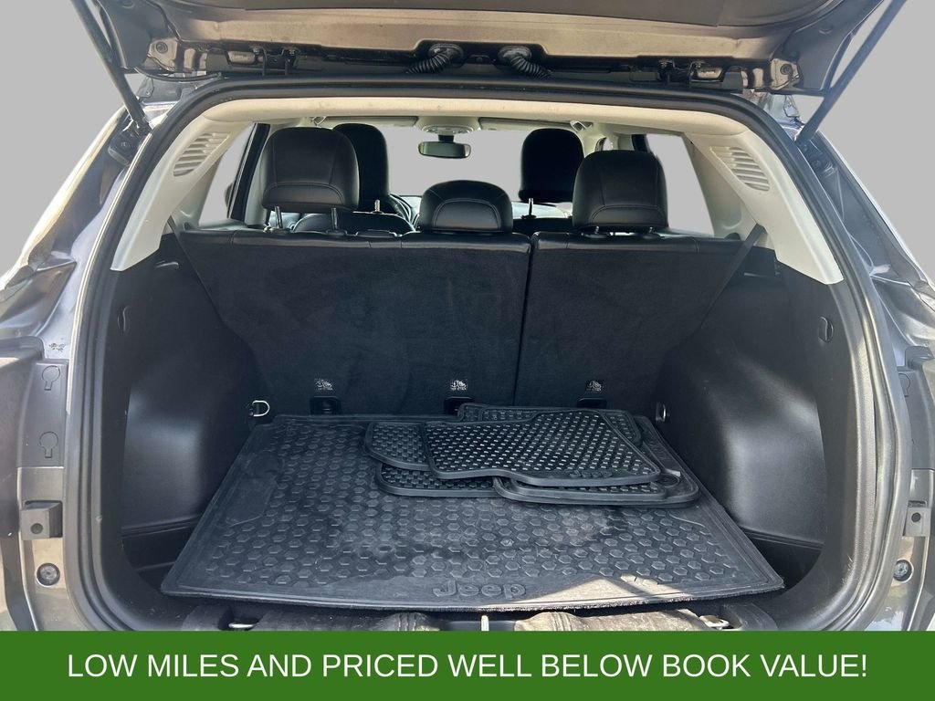 Used 2018 Gray Jeep Latitude image 11