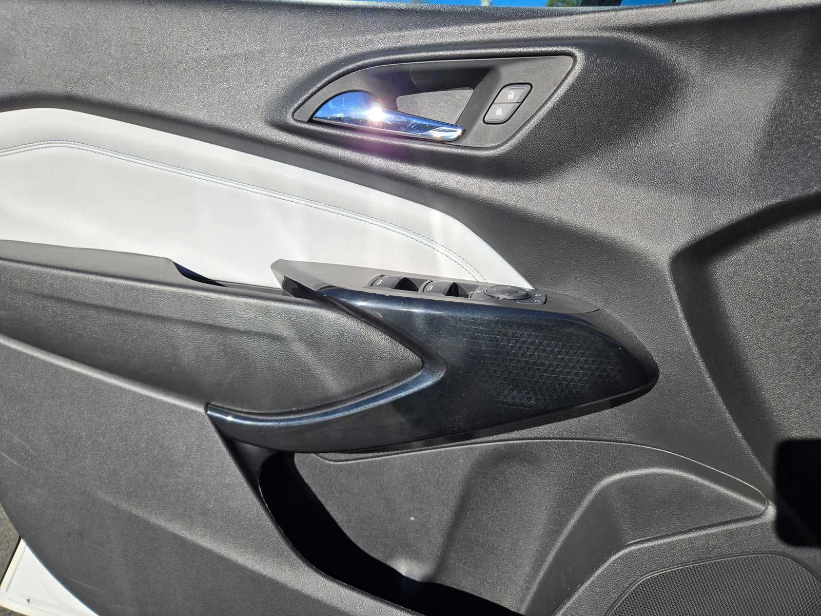 Used 2025 Summit White Chevrolet LT image 24