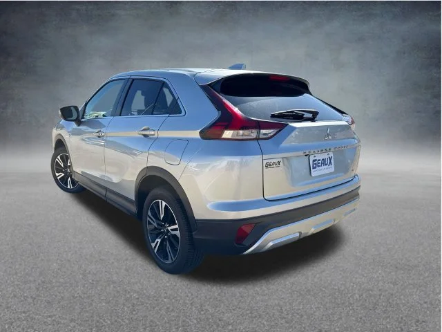 Used 2025 Silver Mitsubishi SE image 9