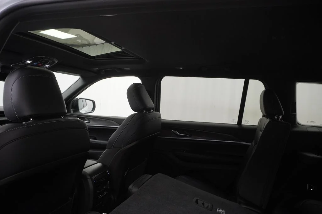 New 2026 Bright White Clear-Coat Exterior Paint Jeep Laredo image 19