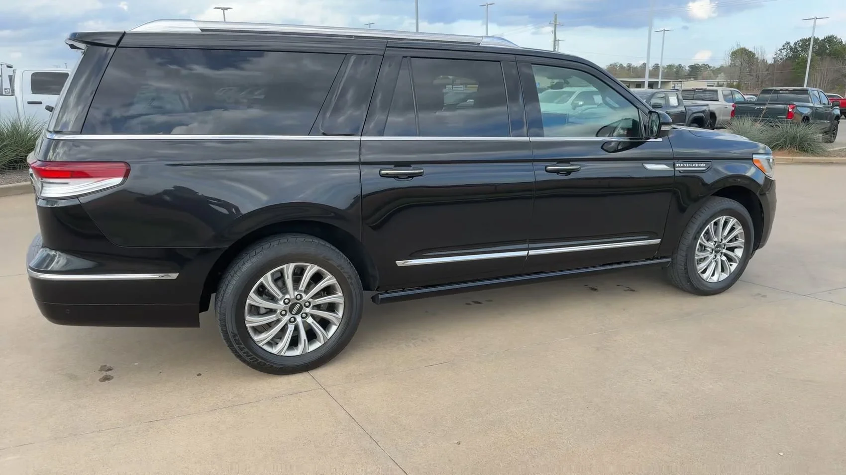 Used 2024 Black Metallic Lincoln Premiere image 8