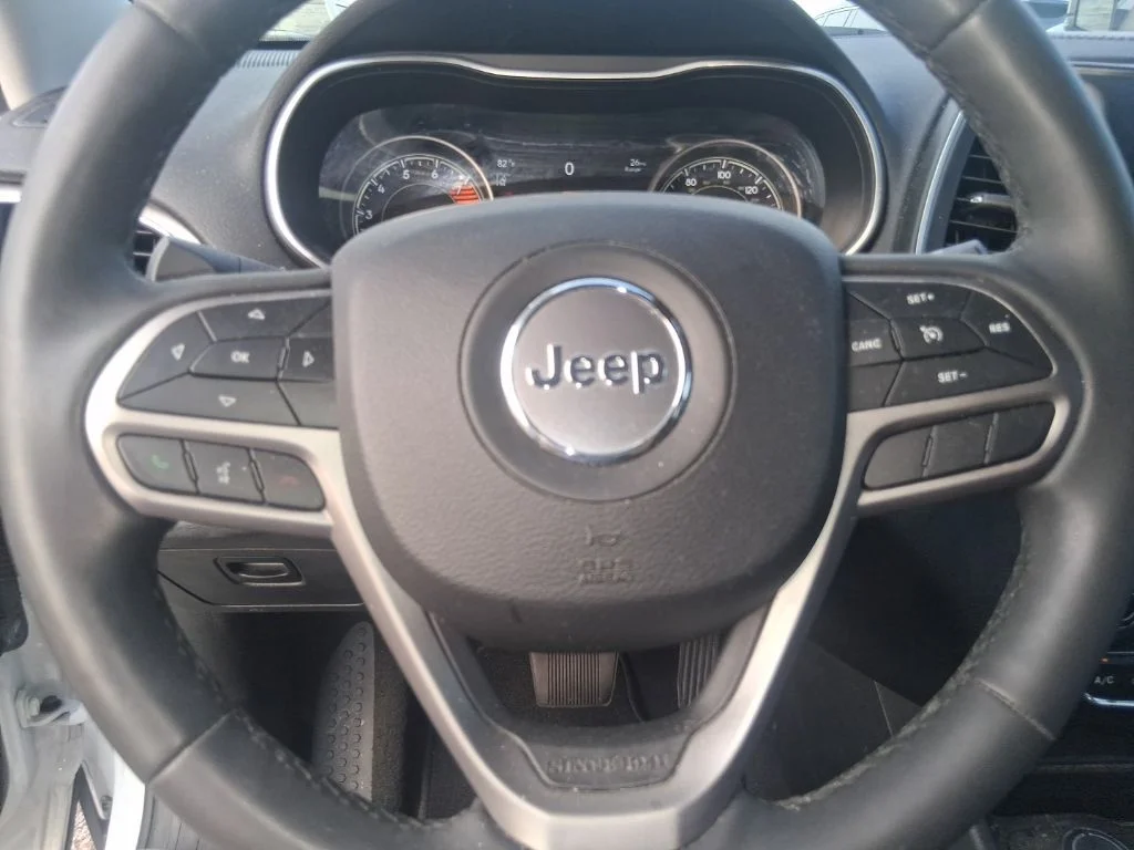 Used 2022 White Jeep Latitude Lux image 10