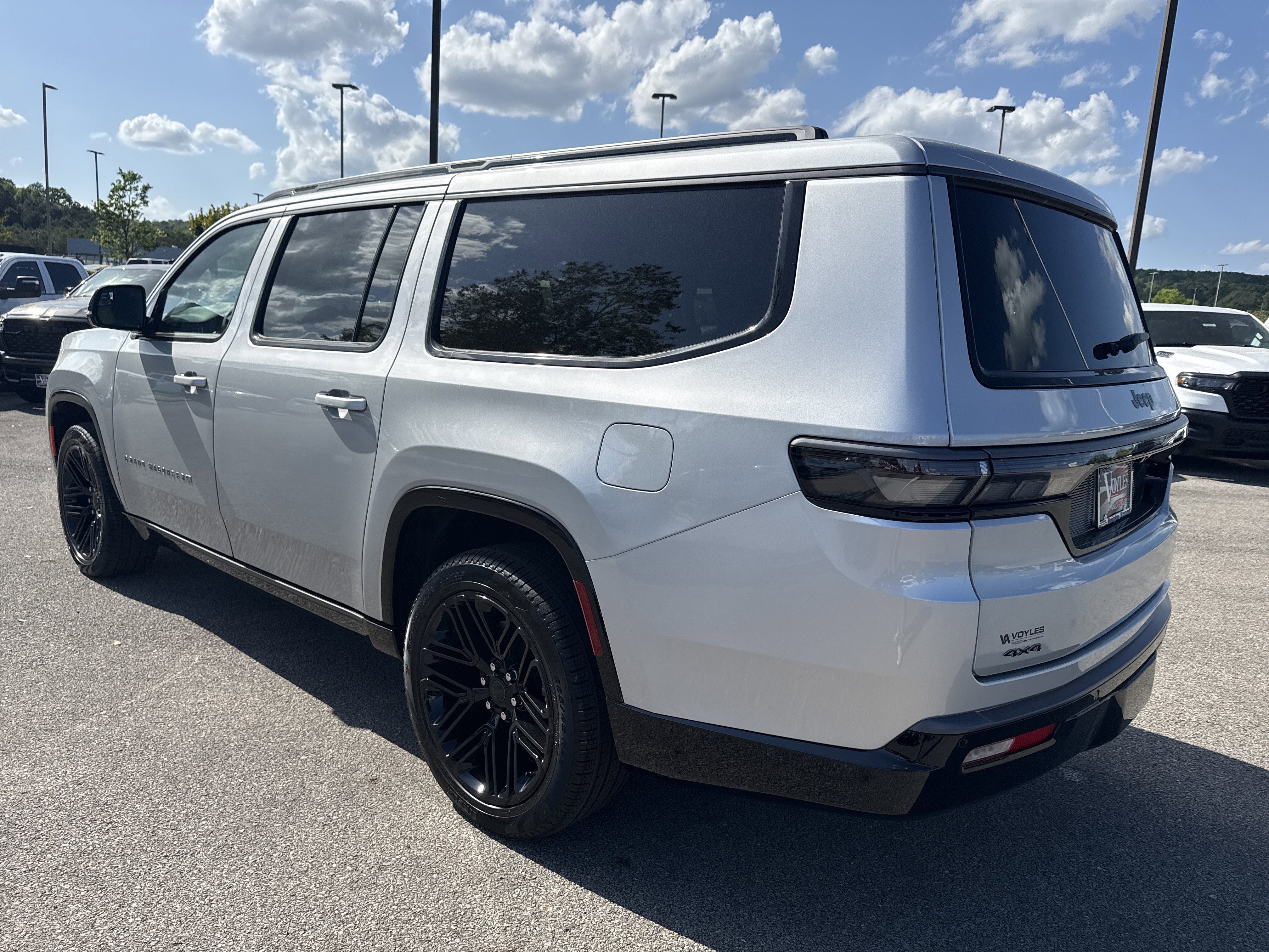 New 2026 Silver-Zynith Exterior Paint Jeep Limited Reserve image 5