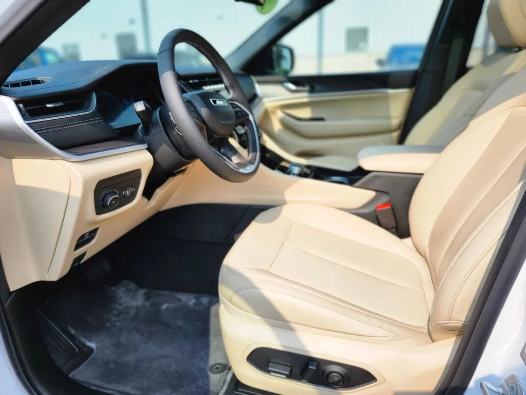 New 2025 Bright White Clear-Coat Exterior Paint Jeep Limited image 18
