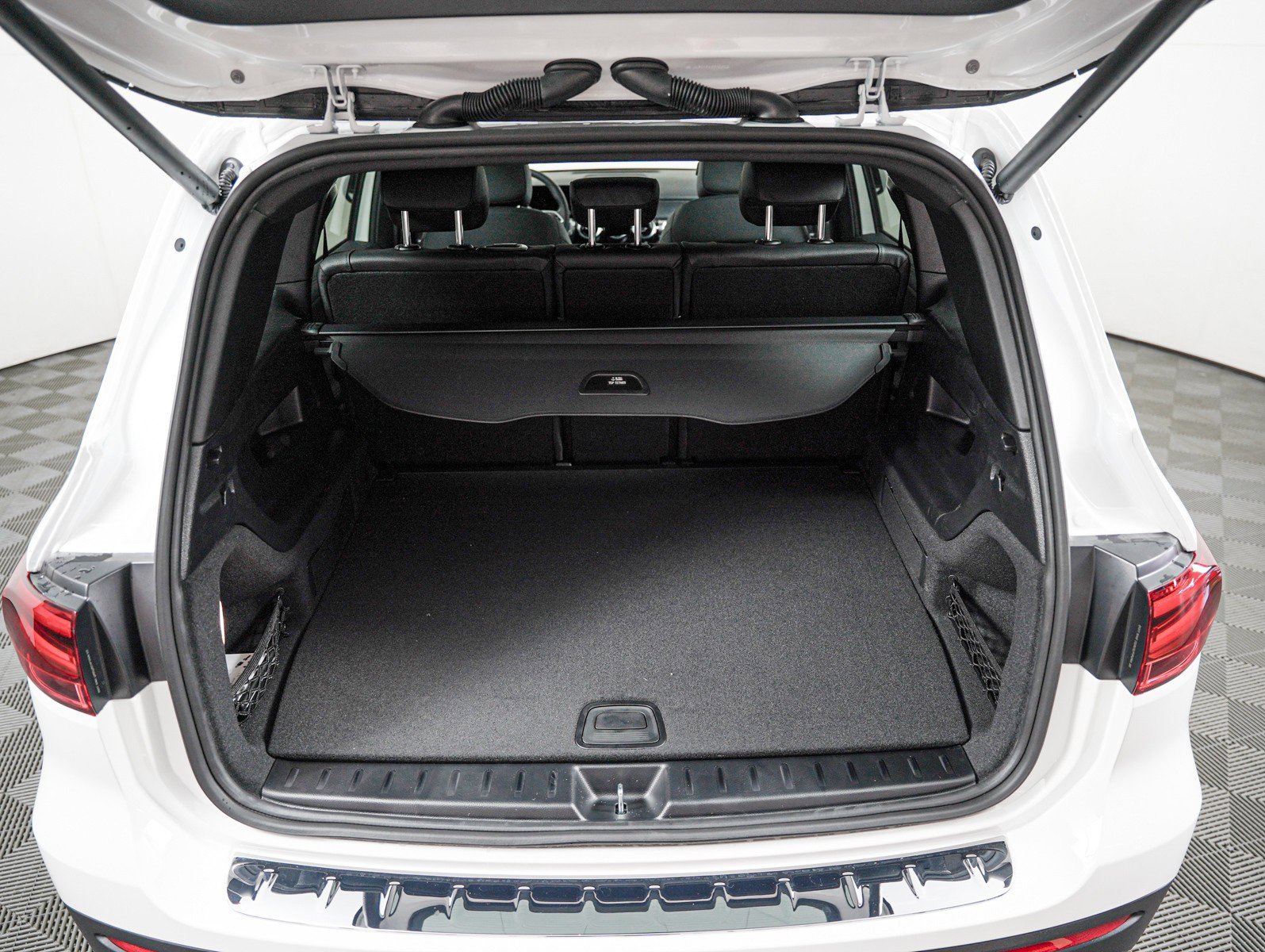 New 2026 Polar White Mercedes-Benz GLB 250 image 8