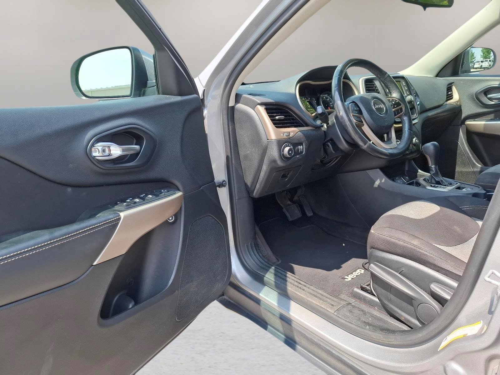 Used 2018 Billet Silver Metallic Clearcoat Jeep Latitude image 16