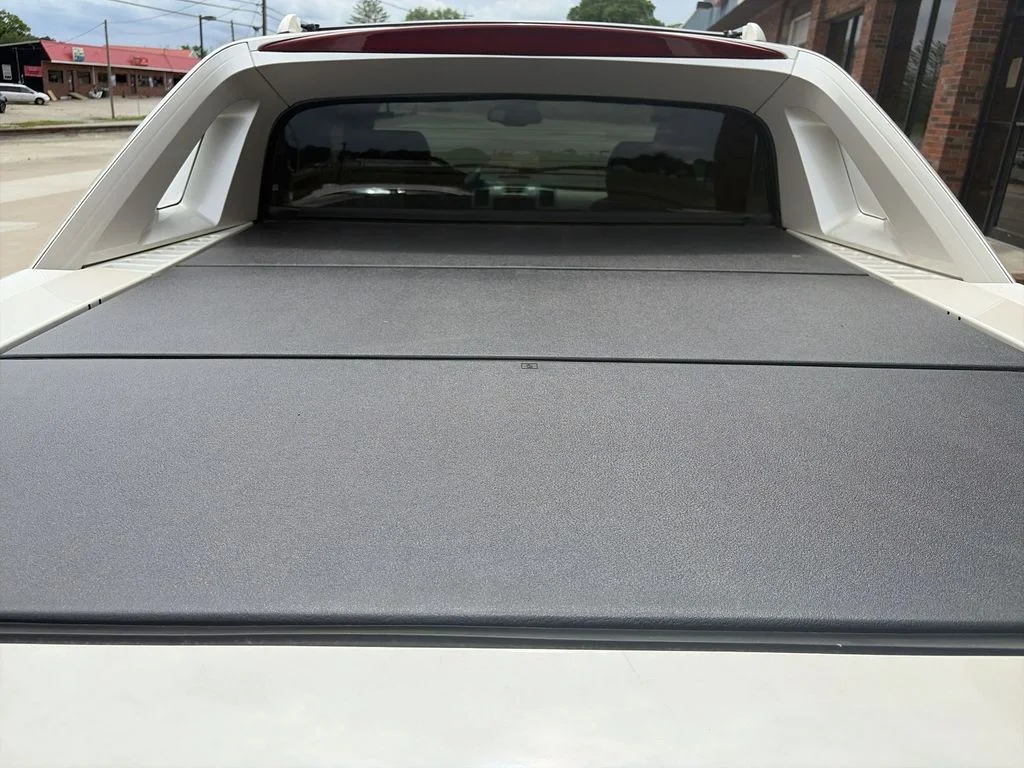 Used 2007 White Cadillac Base image 24