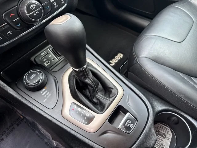 Used 2018 Diamond Black Crystal Pearlcoat Jeep Limited image 26
