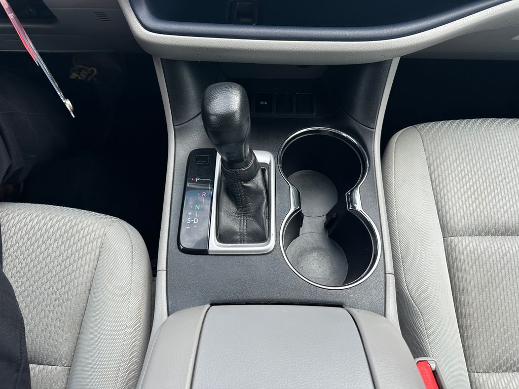 Used 2016 White Toyota LE image 19