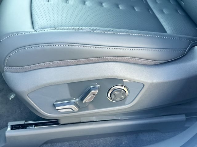 New 2026 Glacial White Kia Wind AWD image 20