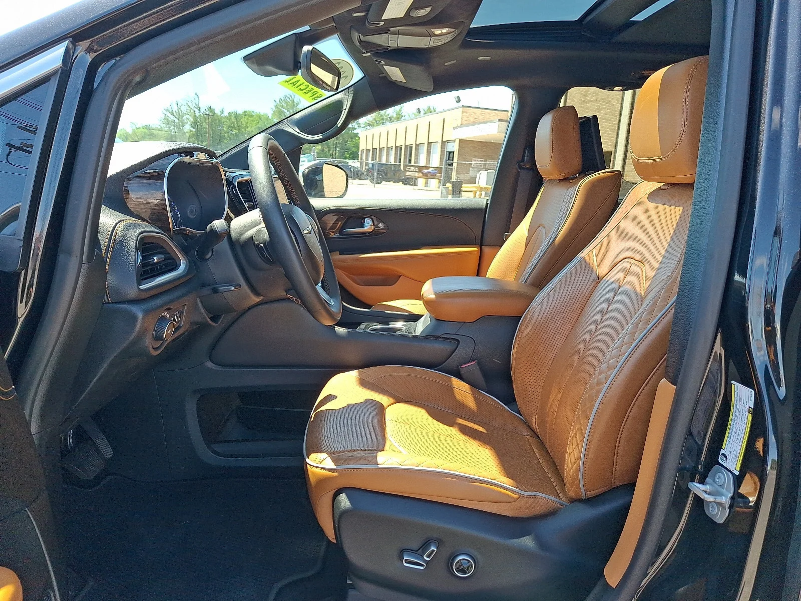 Used 2022 Brilliant Black Crystal Pearlcoat Chrysler Pinnacle image 14