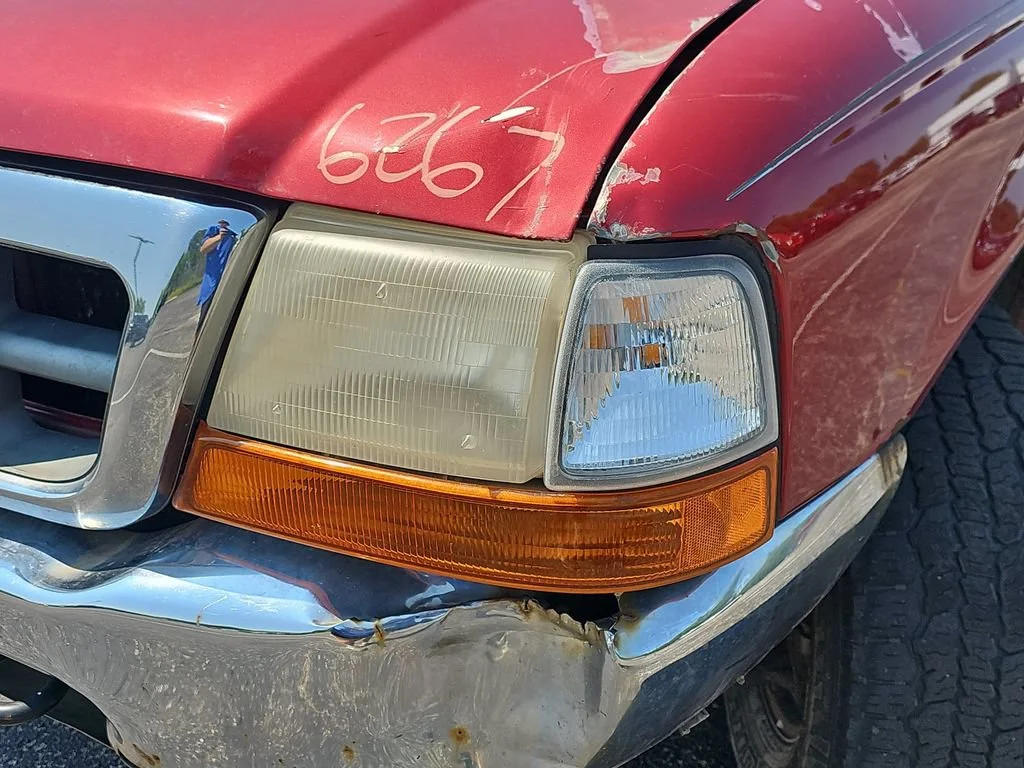 Used 2000 Red Ford XL image 34