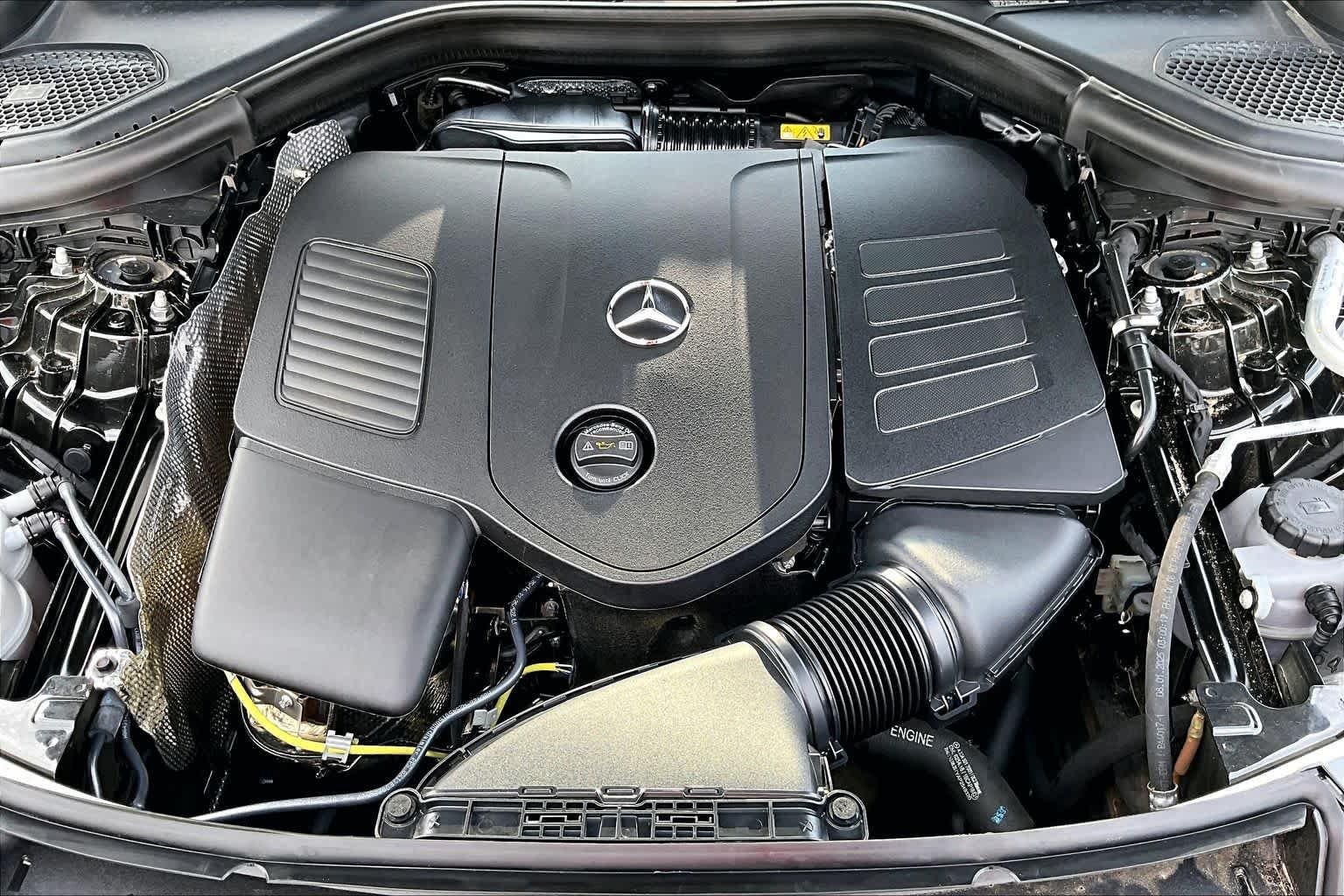 Used 2025 Graphite Grey Metallic Mercedes-Benz GLC 300 image 33