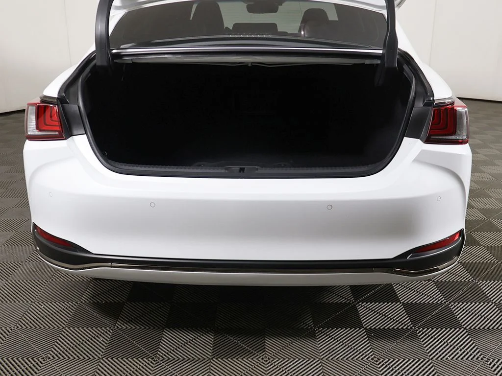 Used 2023 White Lexus 300h image 17