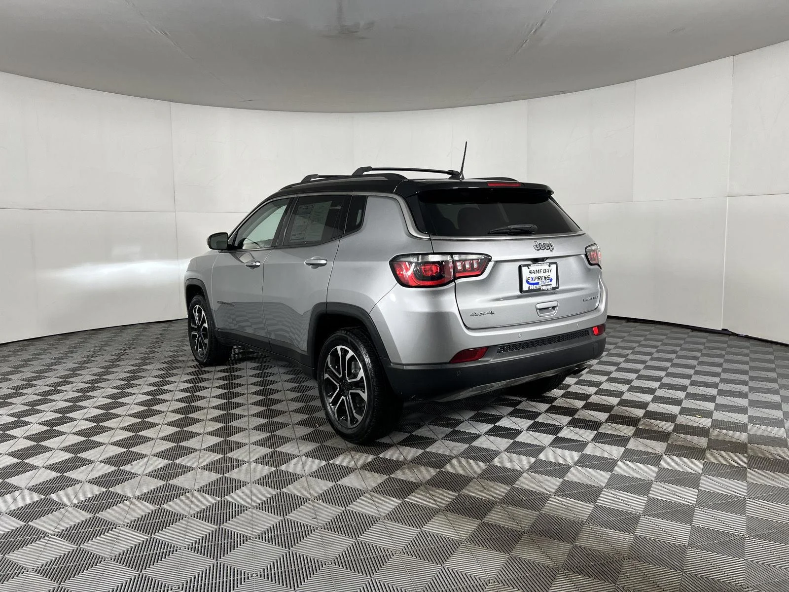 Used 2022 Gy Jeep Limited image 3